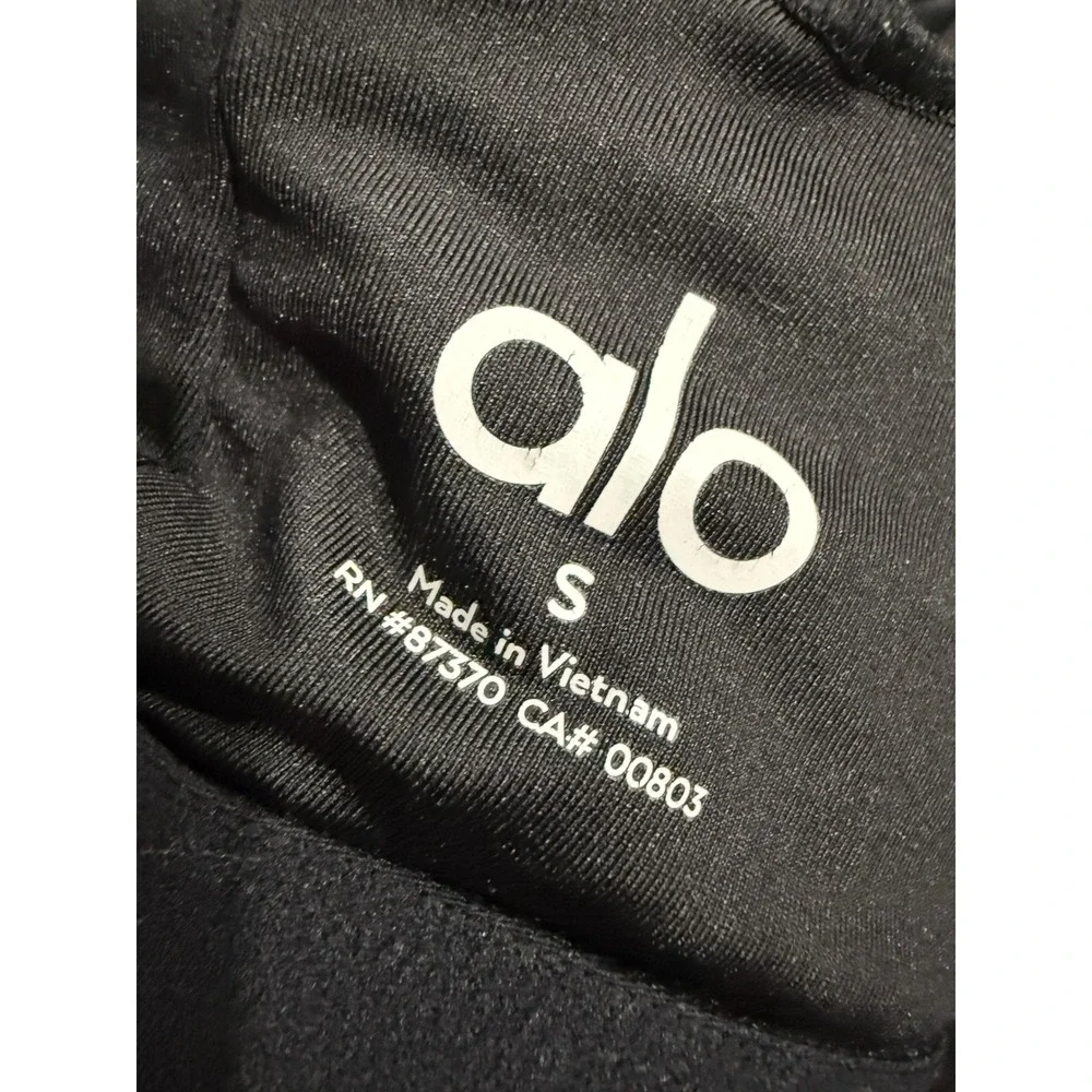 Alo Yoga Womens Black Racerback Sports Bra Size S Solid Scoop Neck Logo Worn